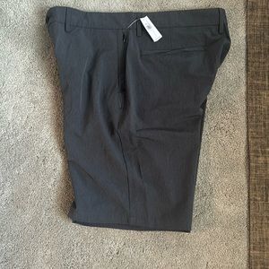Men’s Old Navy flat front shorts.